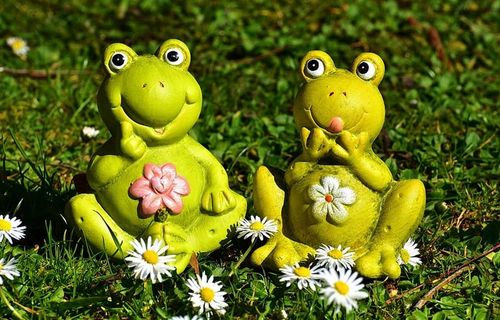 两个,绿色,青蛙雕像,旁边,白色,有花瓣的花,青蛙,人物 两个,绿色,青蛙雕像,旁边,白色,有花瓣的花,青蛙,人物