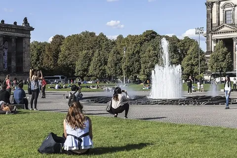 柏林,游乐花园,喷泉,建筑,植物,树木,人群,女人 柏林,游乐花园,喷泉,建筑,植物,树木,人群,女人