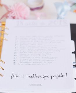 白色便笺，带“Fieto E Melhor Que Perfeito！”！文本