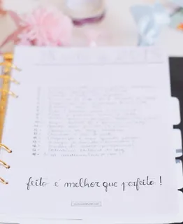 白色便笺,带“Fieto E Melhor Que Perfeito!”!文本 白色便笺,带“Fieto E Melhor Que Perfeito!”!文本