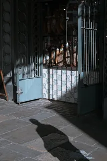 站在灰色水泥地面上的人的影子 站在灰色水泥地面上的人的影子