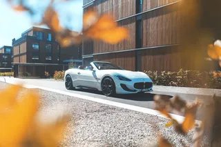 停在布朗墙附近的白色敞篷车