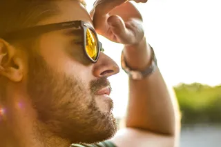 男子黑框太阳镜，阳光明媚