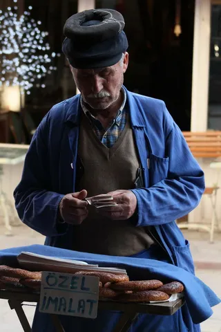 百吉饼，椒盐卷饼，钱，男人，人，一个人，正面视图，真实的人