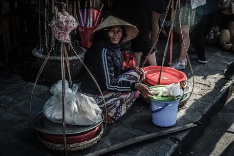 坐在街头水桶旁的女人 坐在街头水桶旁的女人