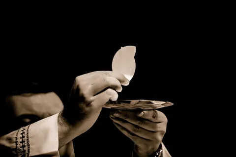 牧师、主持、身体、基督、圣餐、基督身体、教堂、弥撒 牧师、主持、身体、基督、圣餐、基督身体、教堂、弥撒