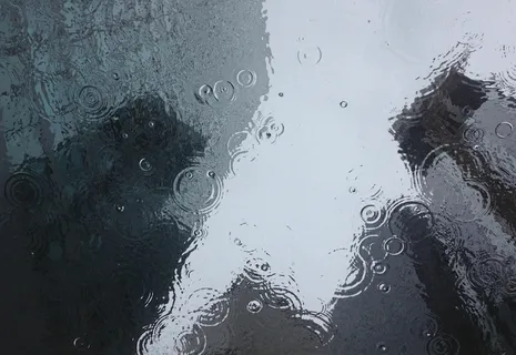 建筑物在白天水体上的反射 建筑物在白天水体上的反射