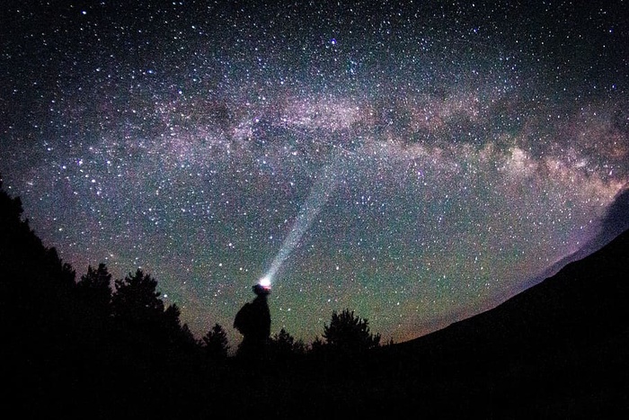 剪影、人物、指点、手电筒、星空、夜间、星星、天空