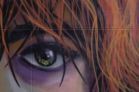 展示眼睛插图的人