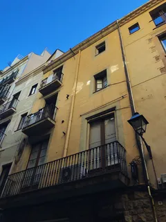西班牙、巴塞罗那、卡雷尔·德圣安娜、建筑、建筑结构、建筑外部、低角度视图、窗户 西班牙、巴塞罗那、卡雷尔·德圣安娜、建筑、建筑结构、建筑外部、低角度视图、窗户