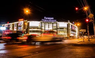 中心，建筑，窗户，玻璃，云，反射，人，新西伯利亚