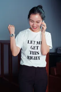 里面拿着智能手机的女人