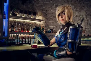 酒精饮料，酒吧，金发女郎，角色扮演，果汁，杯子，超级英雄，女人