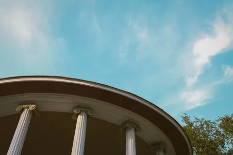 白色和棕色混凝土建筑