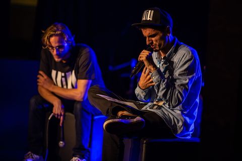 坐在奥斯曼脚凳上拿着麦克风的男子