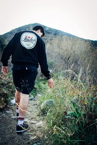 触摸绿草的男人