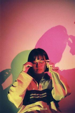 戴眼镜和套头衫连帽衫的女士