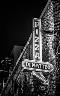 Pizza Di Matteo霓虹灯标志的低角度视图 Pizza Di Matteo霓虹灯标志的低角度视图
