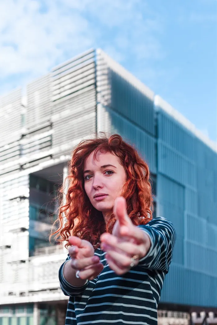 女士后背白色条纹长袖衬衫