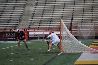 两个人在外面打曲棍球