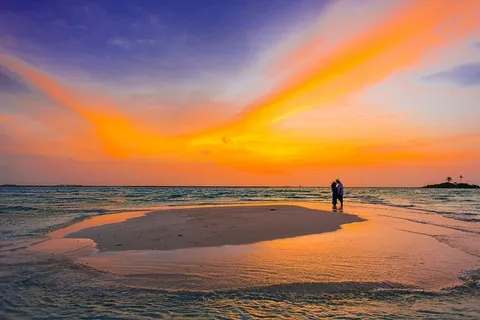 两个人站在海边附近 两个人站在海边附近