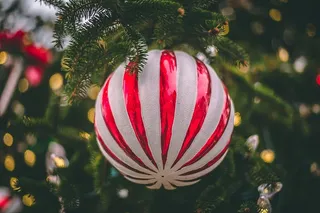 蓝色和红色的装饰品