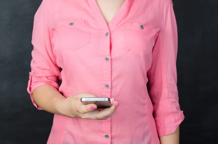 女士，手持，黑色，智能手机，衬衫，粉色，甜美，可爱