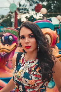 站在骑乘设施旁边的女人 站在骑乘设施旁边的女人