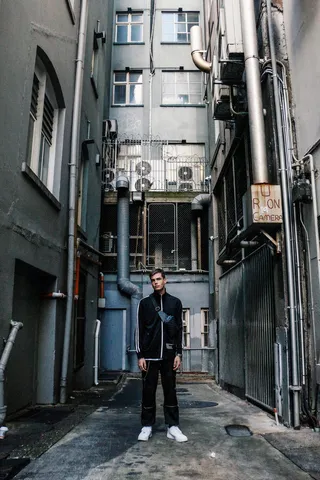 建筑物中间的人