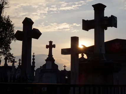 墓地,里昂,爱,忠诚,十字架,爱忠诚,日落,生命的终结 墓地,里昂,爱,忠诚,十字架,爱忠诚,日落,生命的终结
