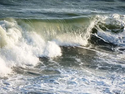 波浪在海洋上破碎的弧线 波浪在海洋上破碎的弧线