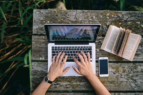 在湖边开发Macbook的人