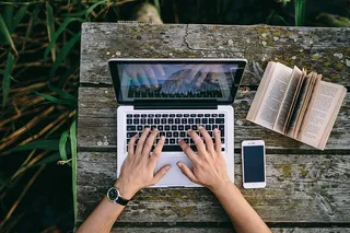 在湖边开发Macbook的人