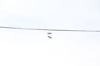 电气、电力、线路、悬挂、鞋子、运动鞋、白色、极简主义