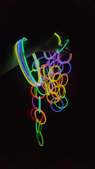 手, 黑暗, 发光, 荧光棒, 多色, 黑色背景, 工作室拍摄, 没有人