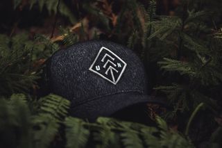 黑白相间的帽子