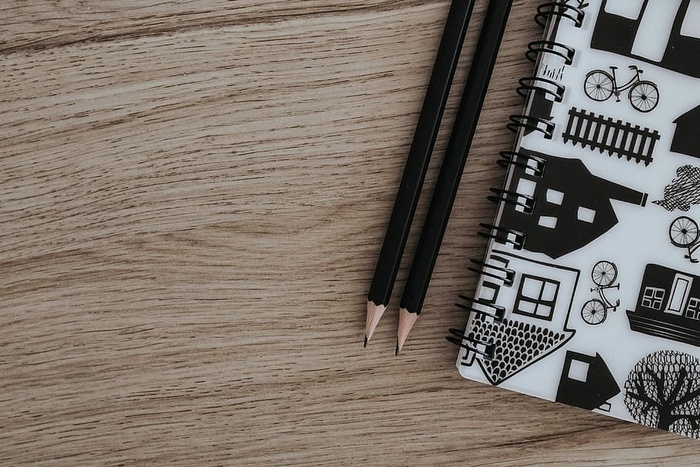 带引号和空笔记本的励志卡片