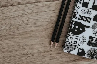 带引号和空笔记本的励志卡片