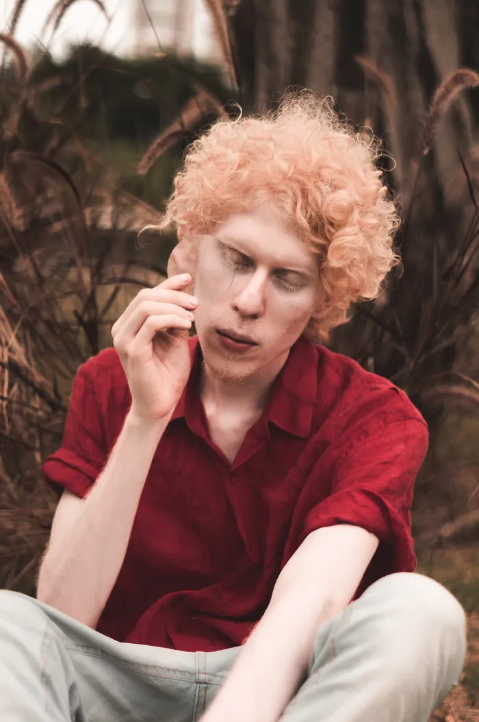 穿红领衬衫的男子