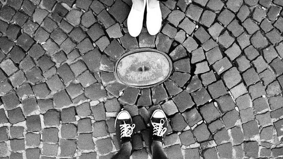 运动鞋、sett、立方体、铺路、街道、低矮部分、真人、人体部位