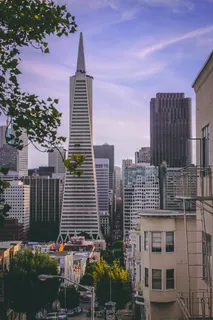 建筑环绕的白色高塔 建筑环绕的白色高塔