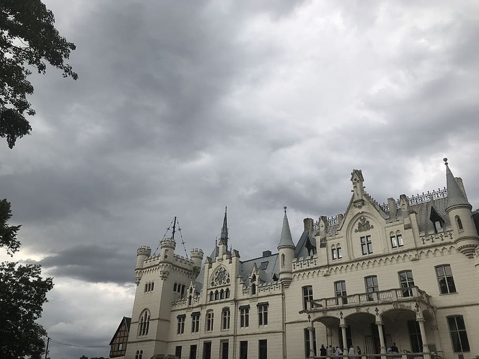 云-天空，建筑外部，建筑，天空，建筑结构，低角度视图，建筑，自然