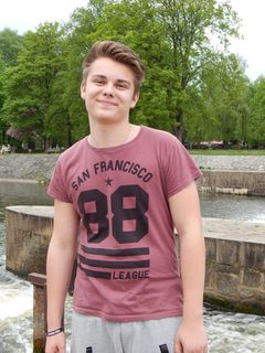 微笑，男孩，春天，朋友，河流，看着相机，前视图，一个人