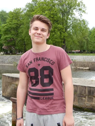 微笑，男孩，春天，朋友，河流，看着相机，前视图，一个人