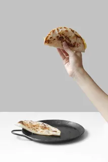 拿着煎饼的人把它举起来 拿着煎饼的人把它举起来
