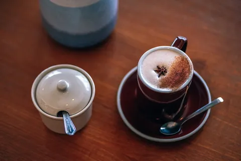 白色容器旁的一杯拿铁 白色容器旁的一杯拿铁