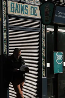 在街上看报纸的男人