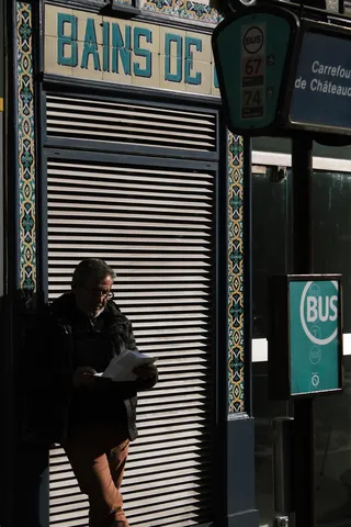 在街上看报纸的男人