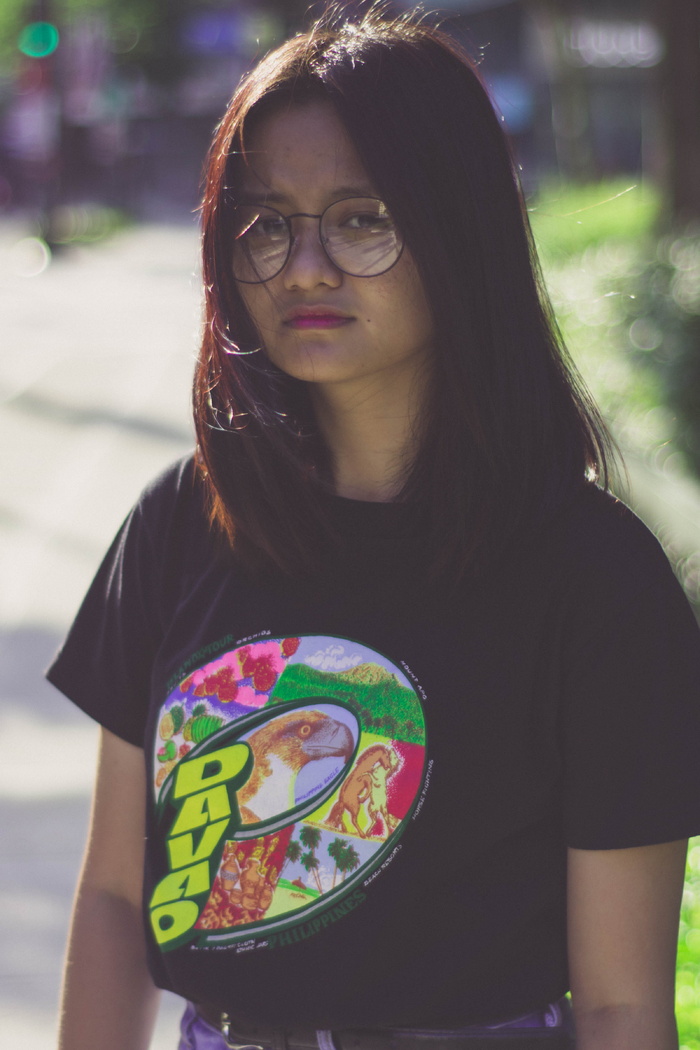 身穿黑色衬衫的女子照片