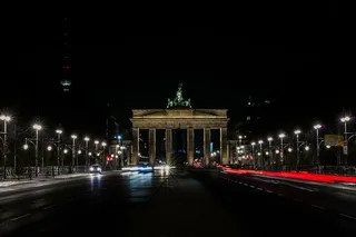 勃兰登堡门、灯柱、建筑、结构、天空、基础设施、窗户、设施